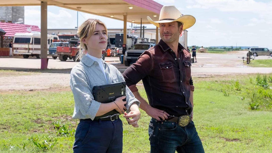 Daisy Edgar-Jones and Glen Powell, Twisters